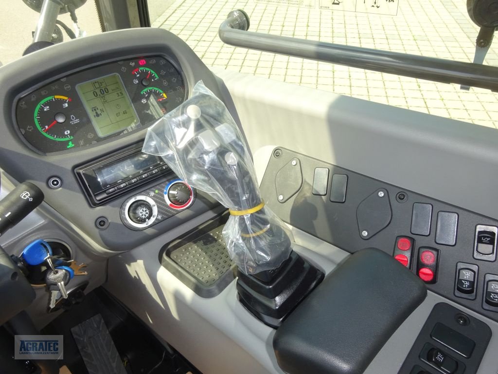 Radlader of the type New Holland W 70 C, Neumaschine in Salching bei Straubing (Picture 10)