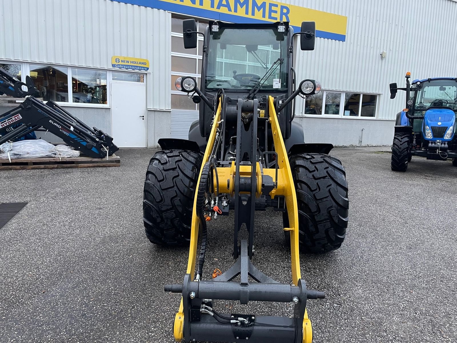 Radlader of the type New Holland W 80 C, Neumaschine in Burgkirchen (Picture 3)