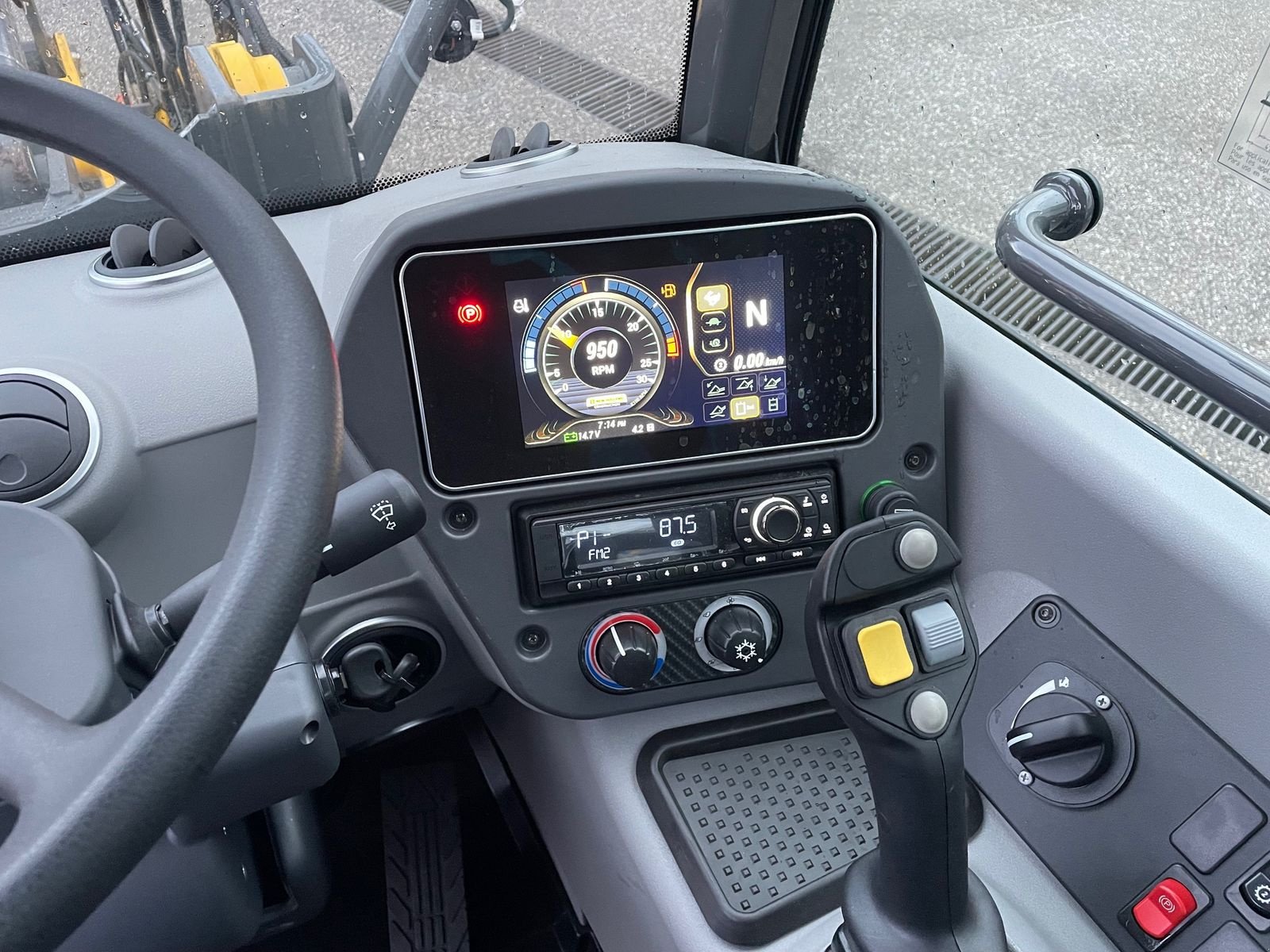 Radlader of the type New Holland W 80 C, Neumaschine in Burgkirchen (Picture 15)