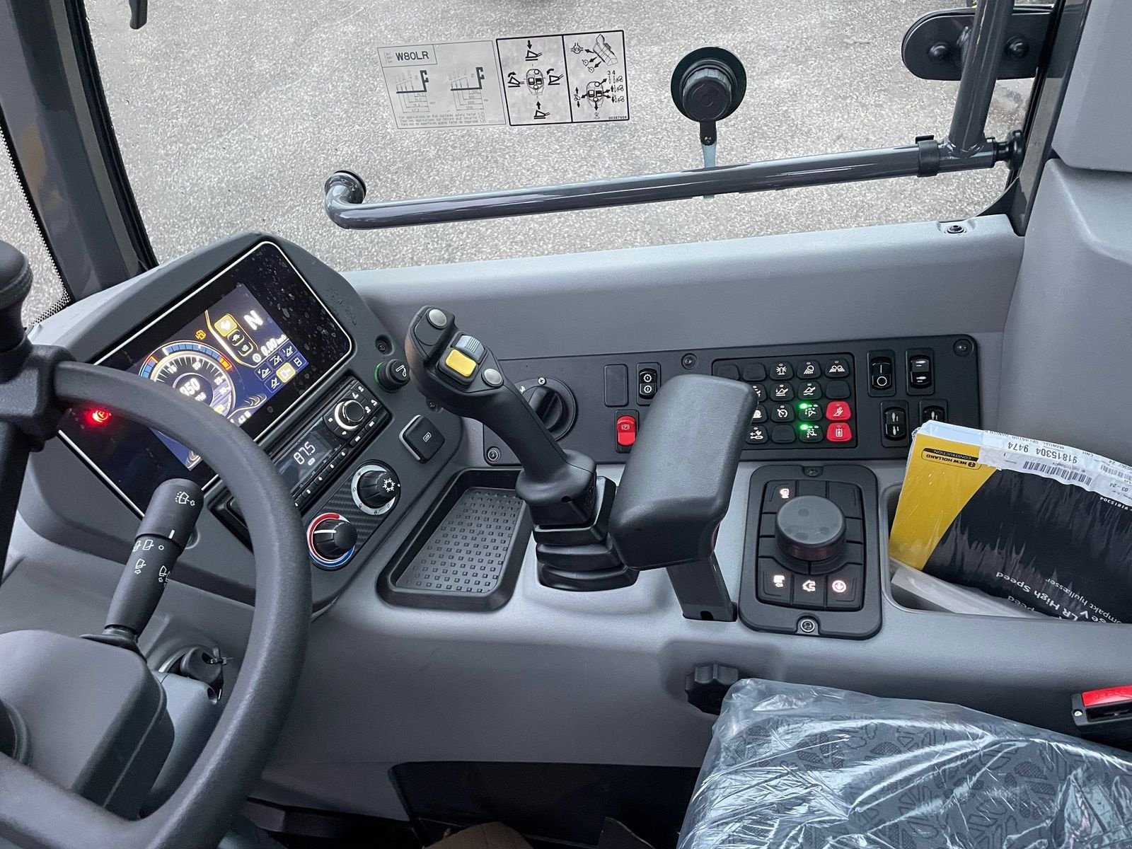 Radlader of the type New Holland W 80 C, Neumaschine in Burgkirchen (Picture 14)