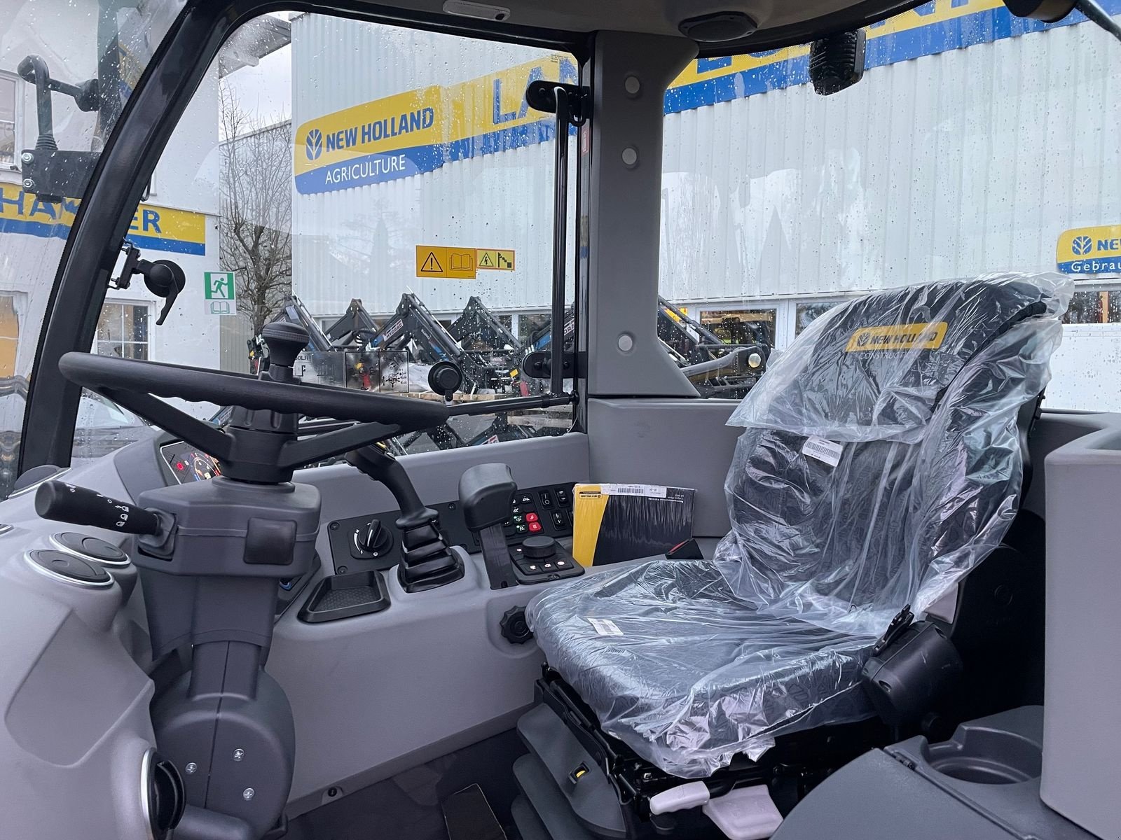 Radlader of the type New Holland W 80 C, Neumaschine in Burgkirchen (Picture 13)