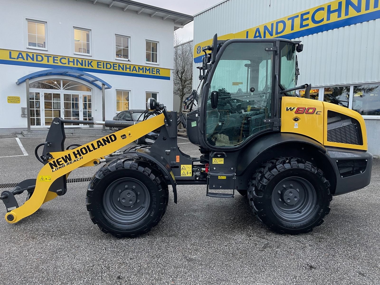 Radlader of the type New Holland W 80 C, Neumaschine in Burgkirchen (Picture 4)