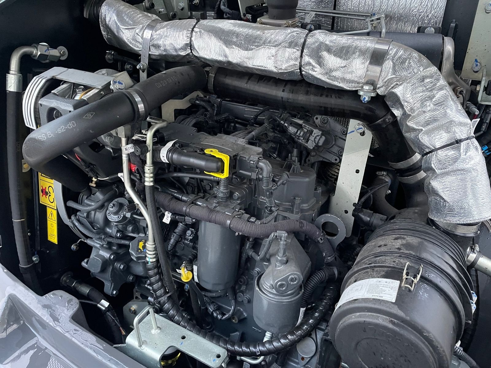 Radlader of the type New Holland W 80 C, Neumaschine in Burgkirchen (Picture 11)