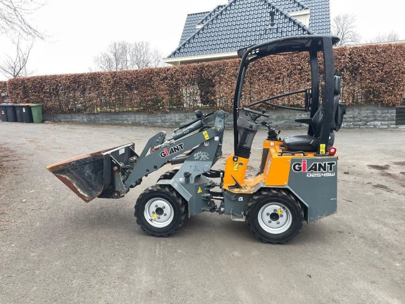 Radlader типа Sonstige Giant D254SW shovel smalle compacte met slechts 423 uur, Gebrauchtmaschine в Kwintsheul (Фотография 1)