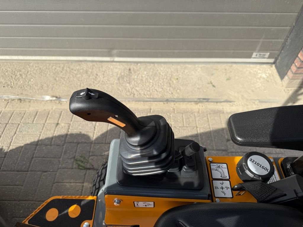 Radlader des Typs Sonstige Giant minishovel NIEUW gazonbanden &euro;399 LEASE, Neumaschine in Neer (Bild 11)