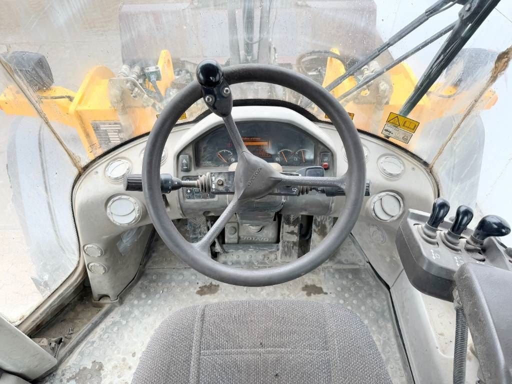 Radlader of the type Volvo L120G - 3rd Function / Quick Coupler / Auto Lube, Gebrauchtmaschine in Veldhoven (Picture 10)