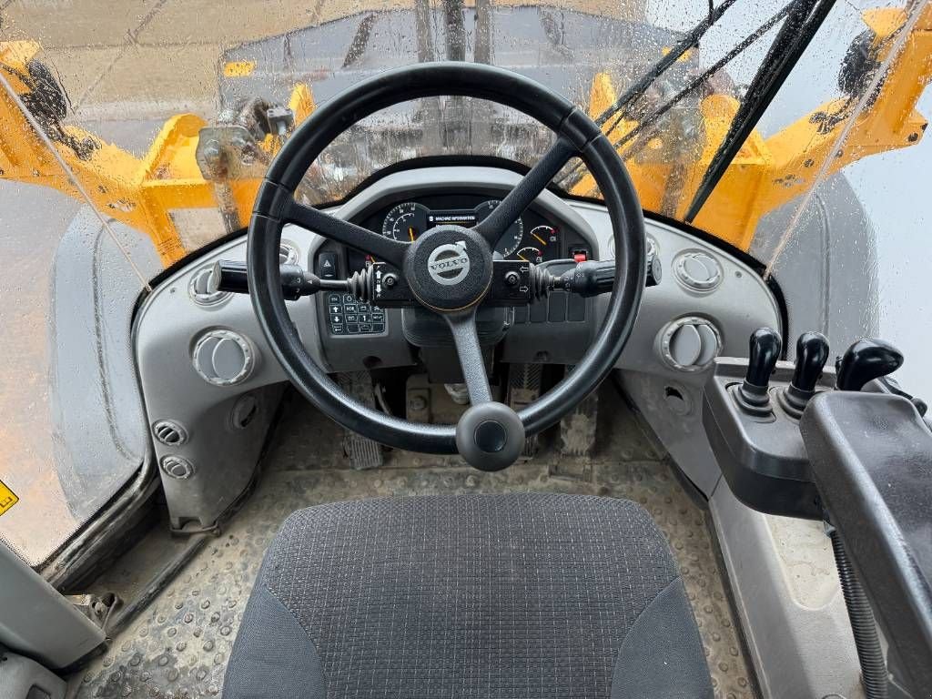 Radlader от тип Volvo L120H - 3rd Function / Weight System, Gebrauchtmaschine в Veldhoven (Снимка 10)