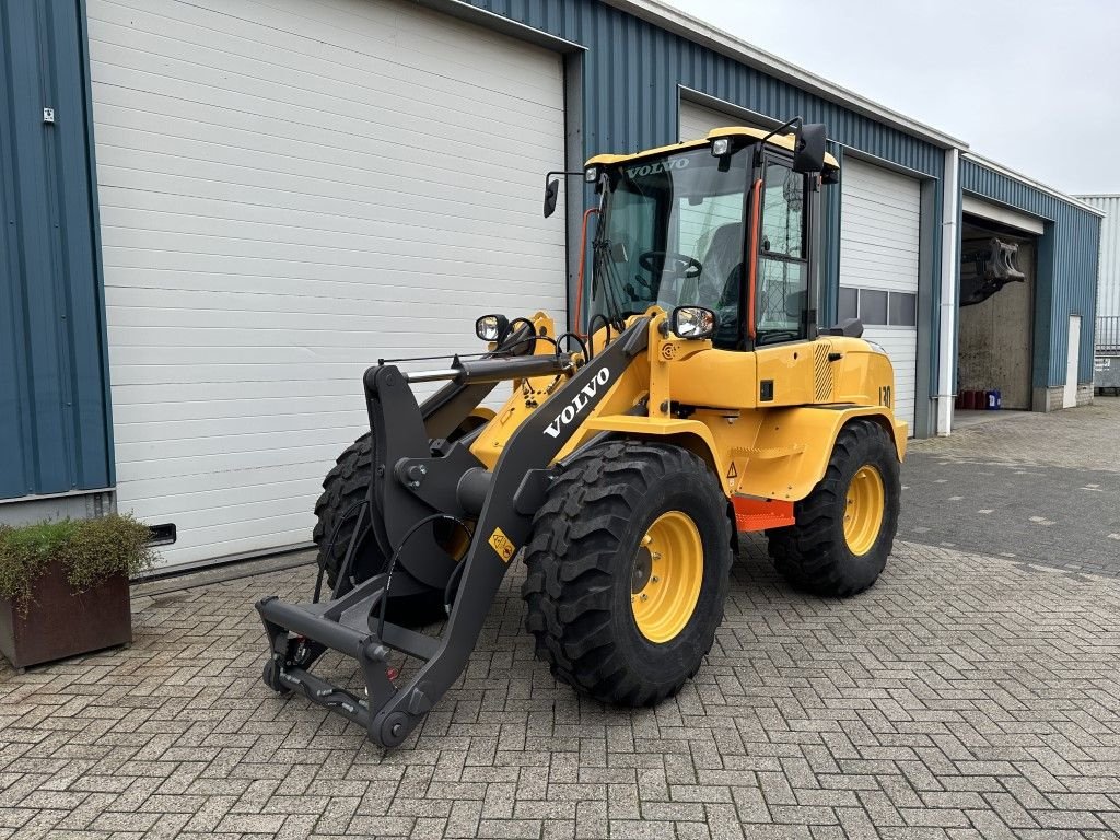 Radlader des Typs Volvo L30HS, Neumaschine in Oirschot (Bild 1)