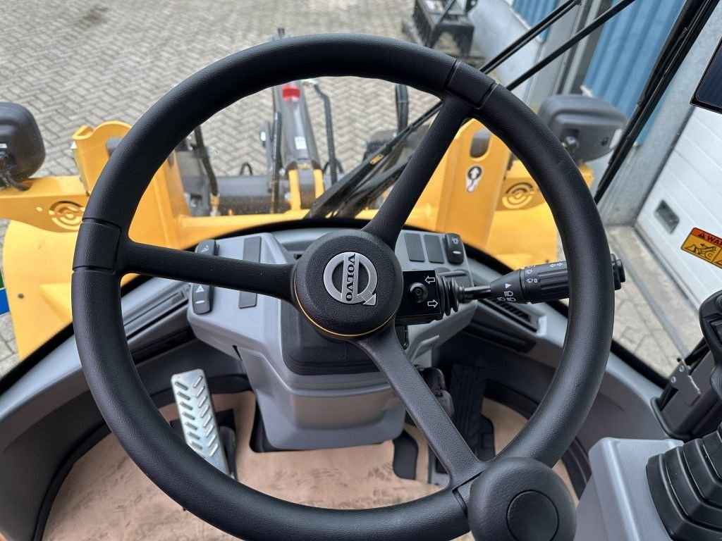Radlader des Typs Volvo L30HS, Neumaschine in Oirschot (Bild 11)