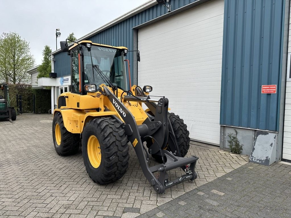 Radlader des Typs Volvo L30HS, Neumaschine in Oirschot (Bild 2)