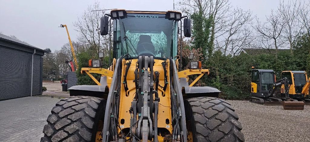 Radlader des Typs Volvo L60F, Gebrauchtmaschine in Scharsterbrug (Bild 4)