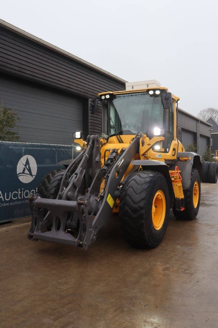 Radlader от тип Volvo L60H, Gebrauchtmaschine в Antwerpen (Снимка 10)