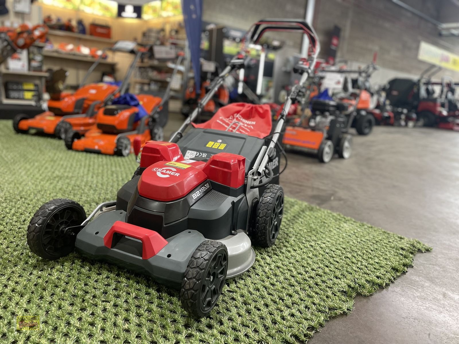 Rasenmäher of the type Cramer Akku-Rasenmäher 82LM61SX mit 61cm Schnittbreite, Neumaschine in Kötschach (Picture 5)