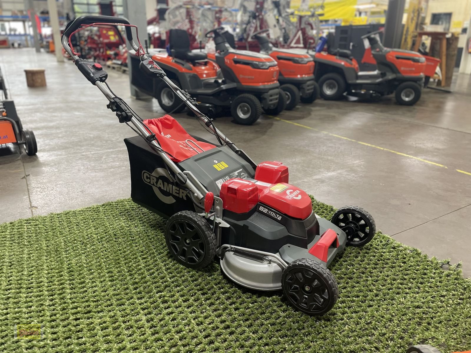 Rasenmäher of the type Cramer Akku-Rasenmäher 82LM61SX mit 61cm Schnittbreite, Neumaschine in Kötschach (Picture 1)