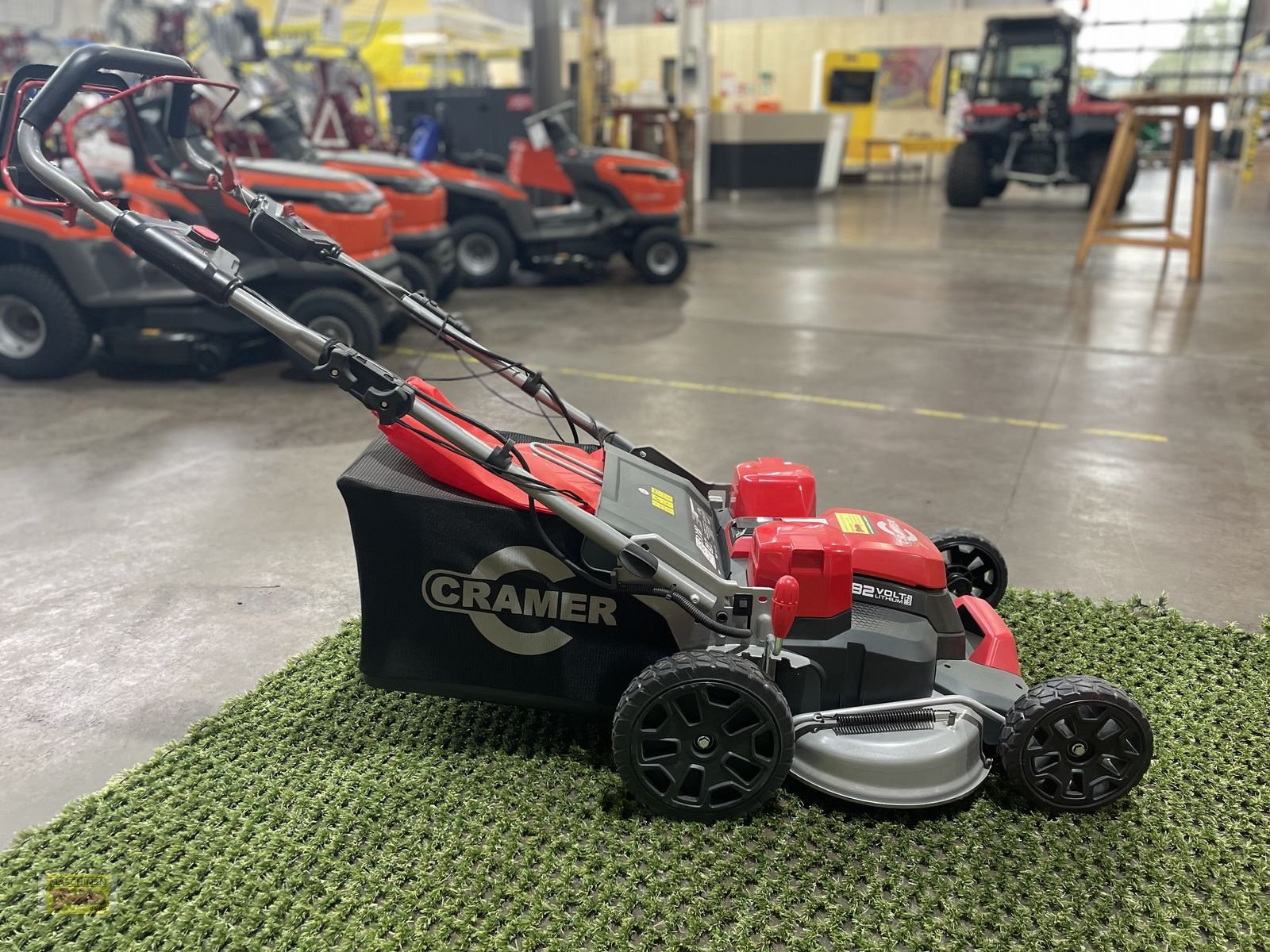 Rasenmäher of the type Cramer Akku-Rasenmäher 82LM61SX mit 61cm Schnittbreite, Neumaschine in Kötschach (Picture 8)