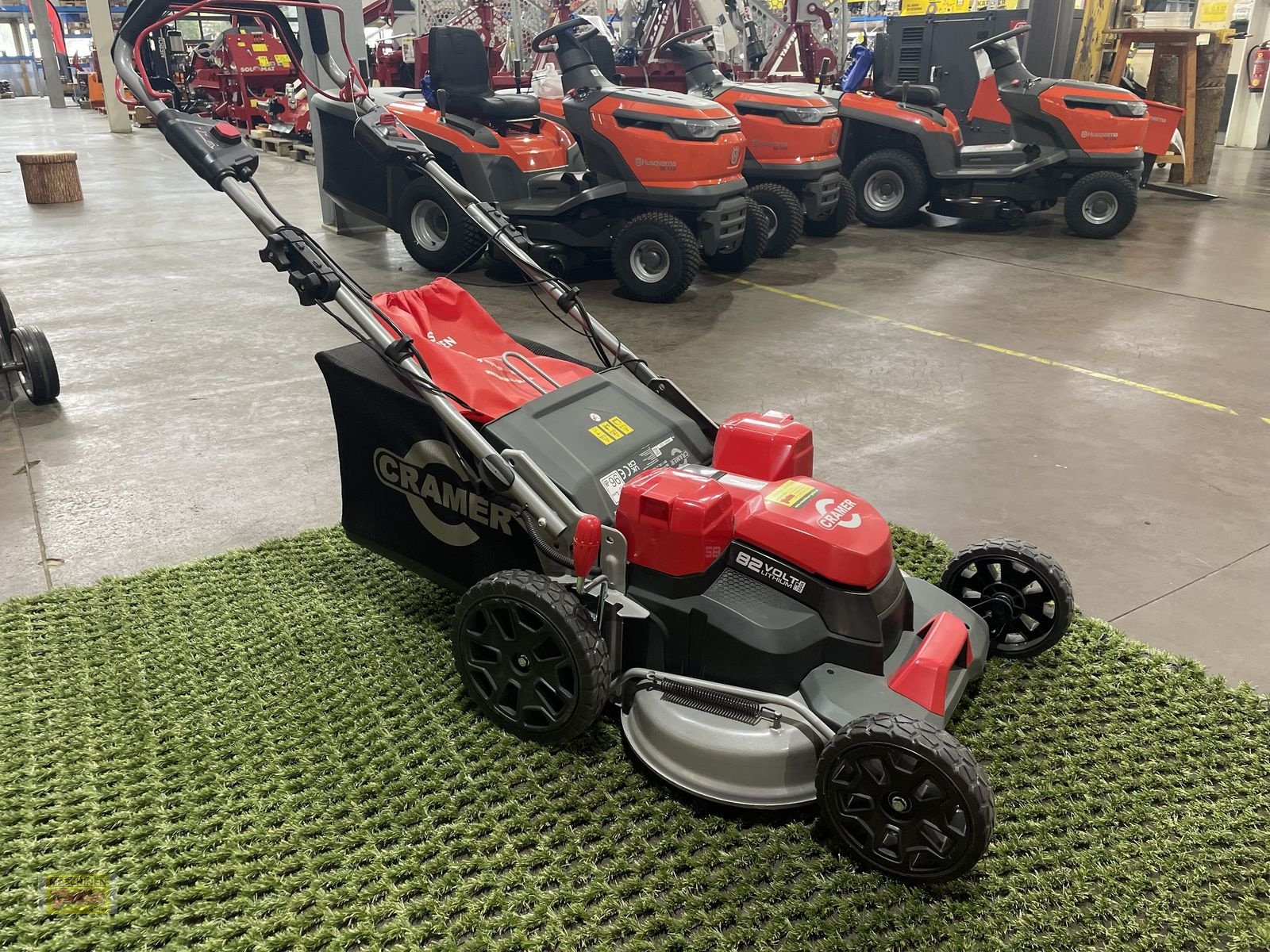 Rasenmäher of the type Cramer Akku-Rasenmäher 82LM61SX mit 61cm Schnittbreite, Neumaschine in Kötschach (Picture 7)