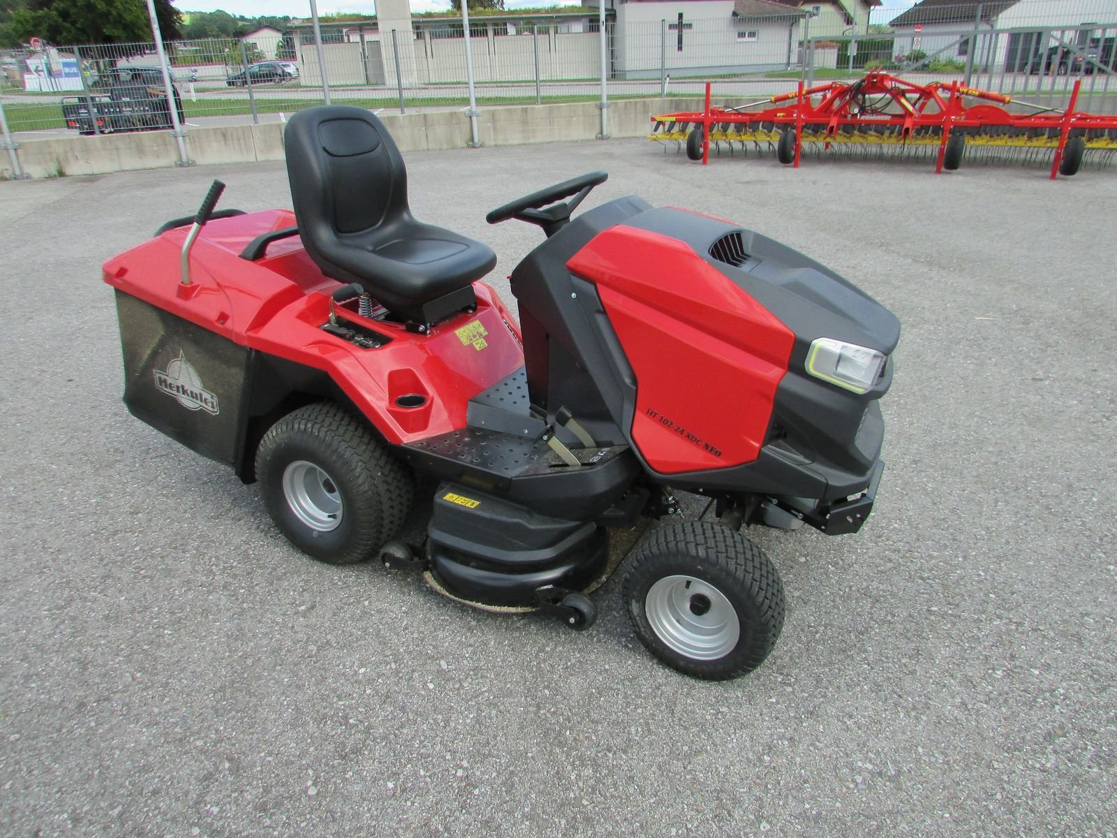 Rasenmäher of the type Herkules HT 102-24 NEO XC, Gebrauchtmaschine in Saxen (Picture 3)