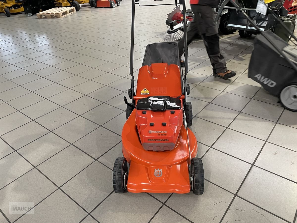 Rasenmäher des Typs Husqvarna Akku Profi Mäher LC 553iV, Neumaschine in Burgkirchen (Bild 2)