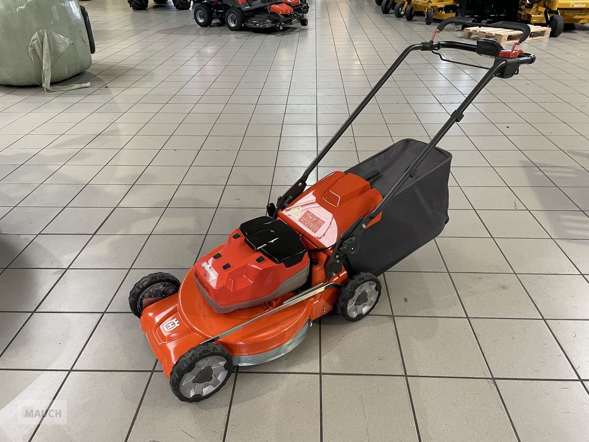 Rasenmäher des Typs Husqvarna Akku Profi Mäher LC 553iV, Neumaschine in Burgkirchen (Bild 1)