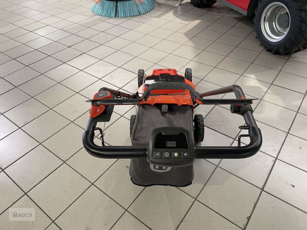Rasenmäher des Typs Husqvarna Akku Profi Mäher LC 553iV, Neumaschine in Burgkirchen (Bild 6)