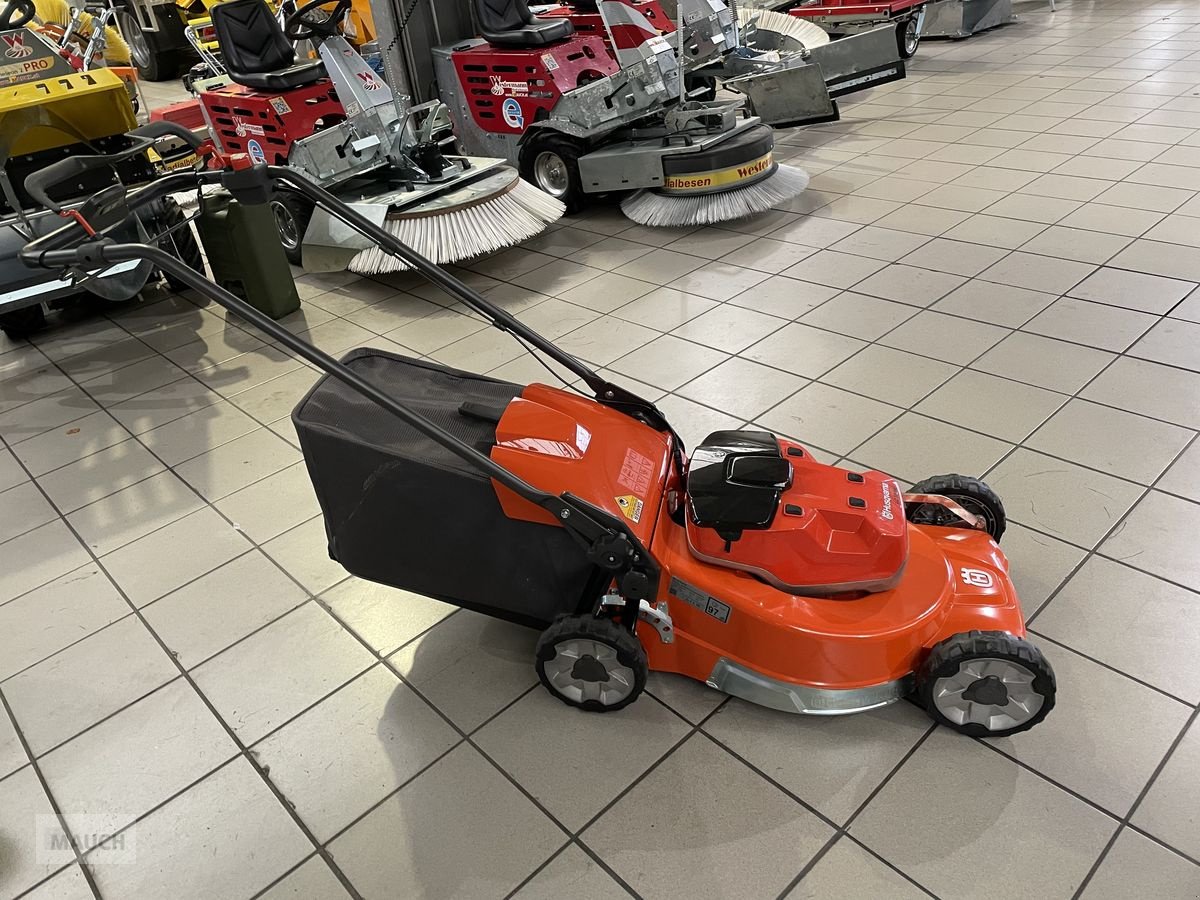 Rasenmäher des Typs Husqvarna Akku Profi Mäher LC 553iV, Neumaschine in Burgkirchen (Bild 3)
