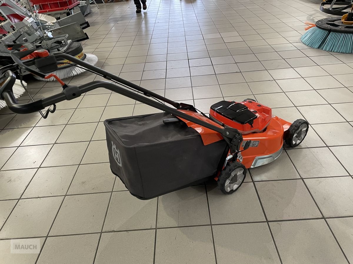 Rasenmäher des Typs Husqvarna Akku Profi Mäher LC 553iV, Neumaschine in Burgkirchen (Bild 5)