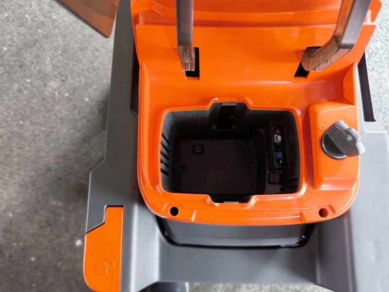Rasenmäher tip Husqvarna GS 340iS Akku Gartenhäcksler, Neumaschine in St. Marienkirchen (Poză 9)