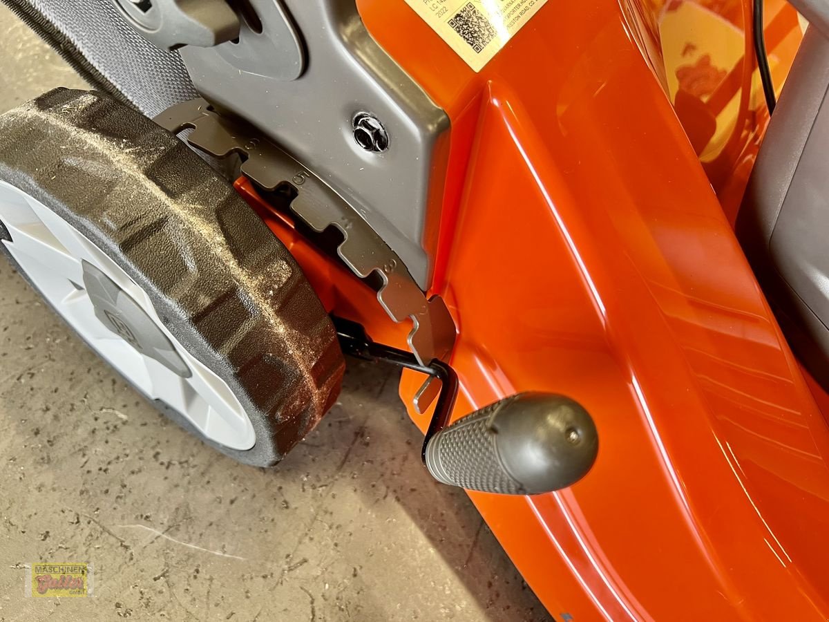 Rasenmäher του τύπου Husqvarna Komplettset LC 142iS Akku-Rasenmäher, Neumaschine σε Kötschach (Φωτογραφία 8)