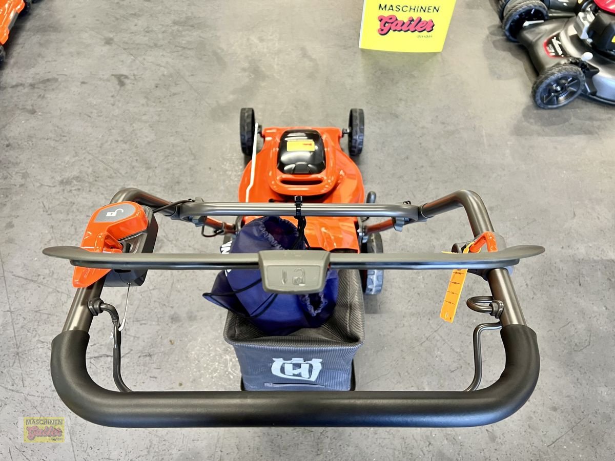 Rasenmäher του τύπου Husqvarna Komplettset LC 142iS Akku-Rasenmäher, Neumaschine σε Kötschach (Φωτογραφία 3)