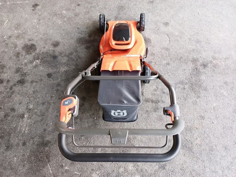 Rasenmäher des Typs Husqvarna LC 142IS Akku Rasenmäher, Neumaschine in St. Marienkirchen (Bild 5)