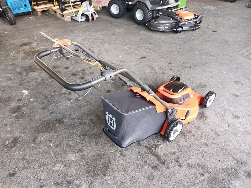 Rasenmäher des Typs Husqvarna LC 142IS Akku Rasenmäher, Neumaschine in St. Marienkirchen (Bild 4)