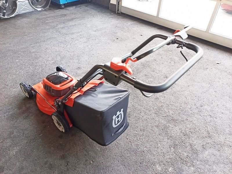 Rasenmäher des Typs Husqvarna LC 142IS Akku Rasenmäher, Neumaschine in St. Marienkirchen (Bild 6)