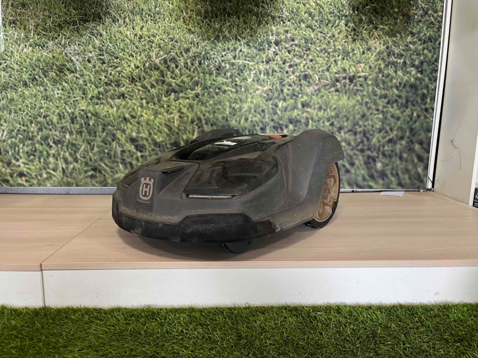 Rasenmäher typu Husqvarna Robot de tonte 450X Husqvarna, Gebrauchtmaschine v LA SOUTERRAINE (Obrázek 1)