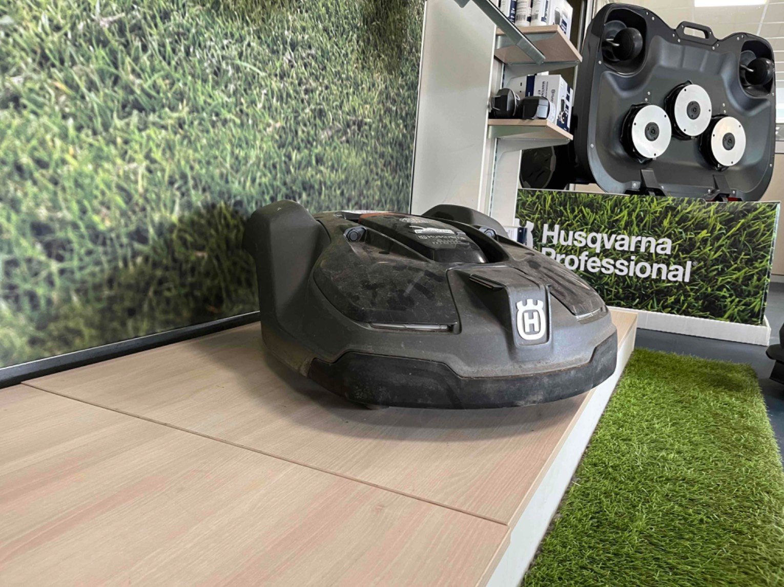 Rasenmäher типа Husqvarna Robot de tonte 450X Husqvarna, Gebrauchtmaschine в LA SOUTERRAINE (Фотография 3)