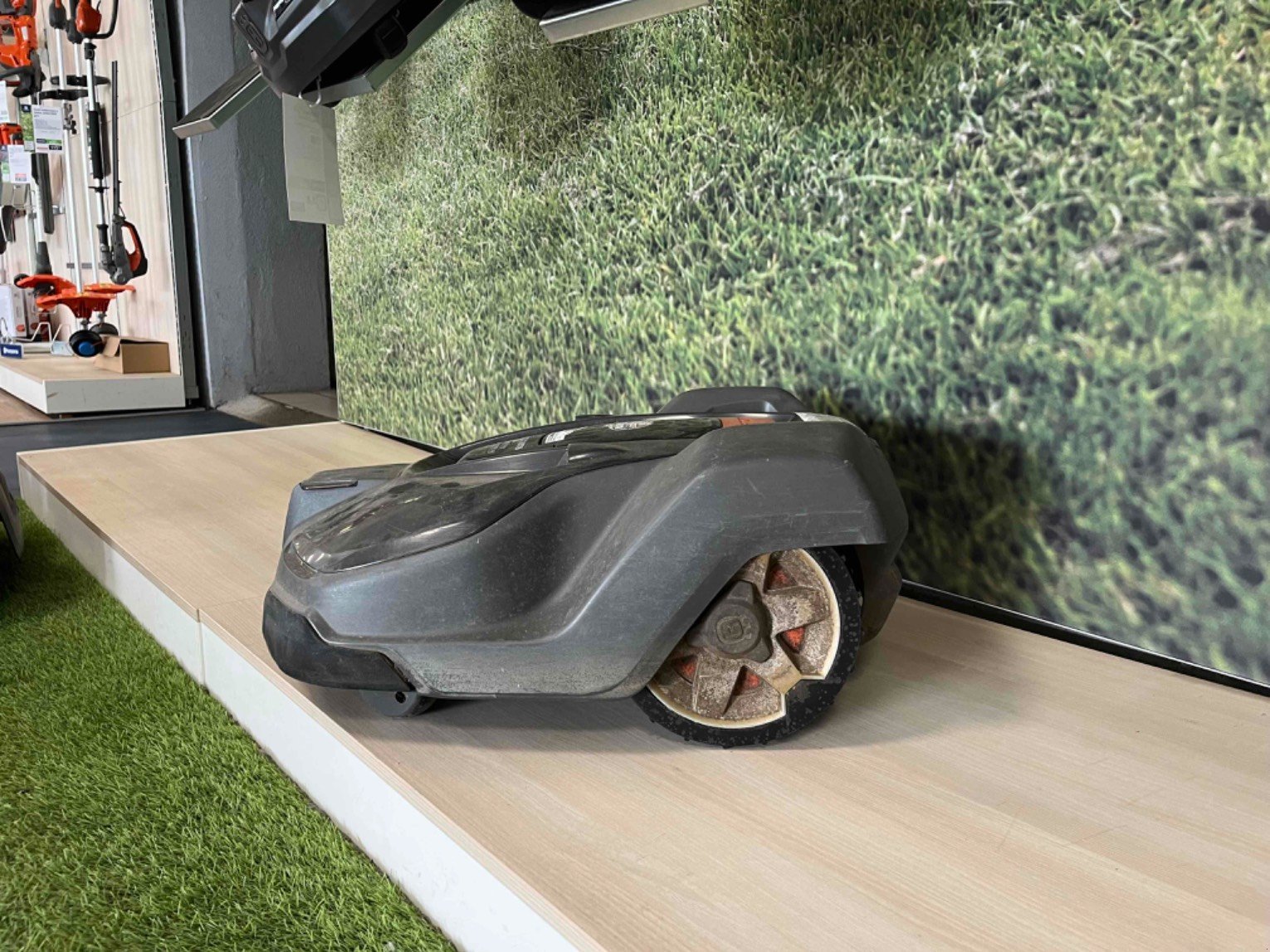 Rasenmäher typu Husqvarna Robot de tonte 450X Husqvarna, Gebrauchtmaschine v LA SOUTERRAINE (Obrázek 3)