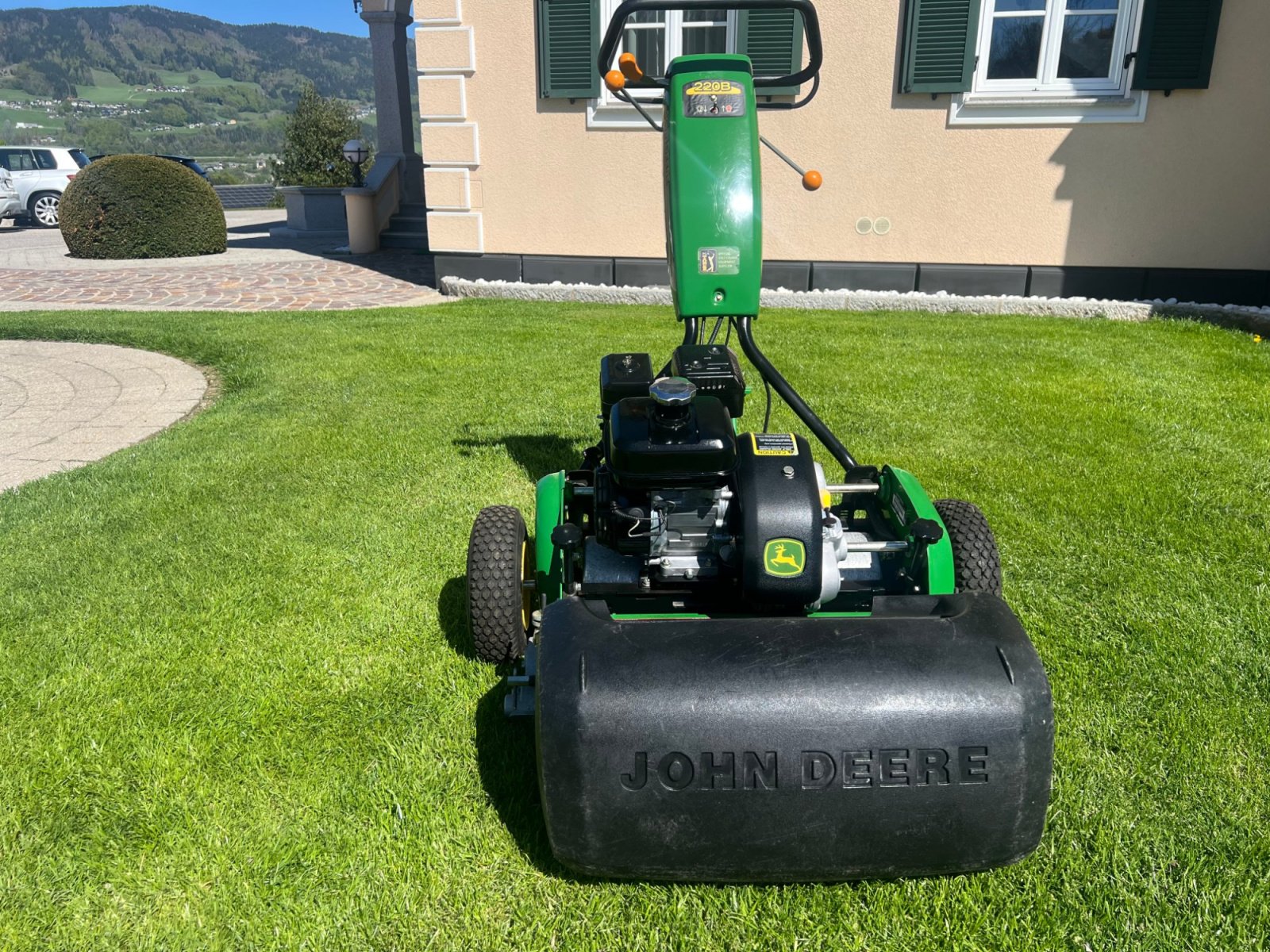 Rasenmäher of the type John Deere 220B, Gebrauchtmaschine in Mondsee (Picture 2)
