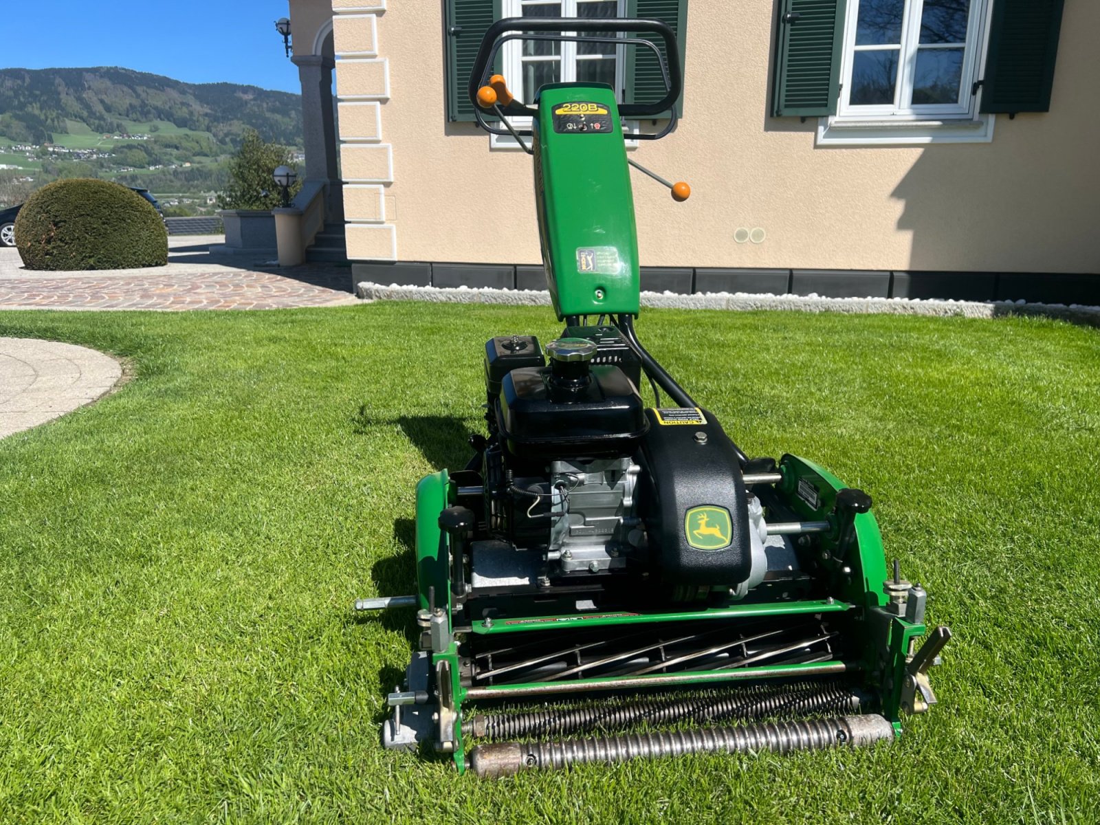 Rasenmäher of the type John Deere 220B, Gebrauchtmaschine in Mondsee (Picture 3)