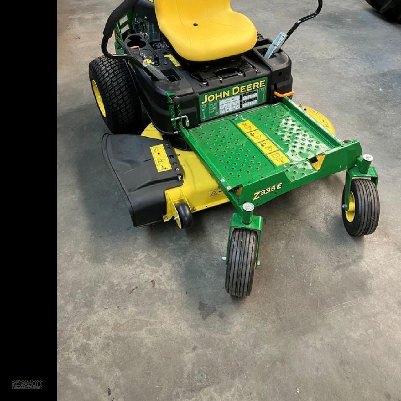 Rasenmäher typu John Deere Z335E, Neumaschine v Jahnatal (Obrázek 1)