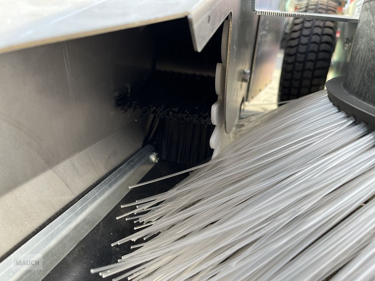 Rasenmäher of the type Sonstige Westermann Radialbesen WR 650 Akku, Neumaschine in Burgkirchen (Picture 3)