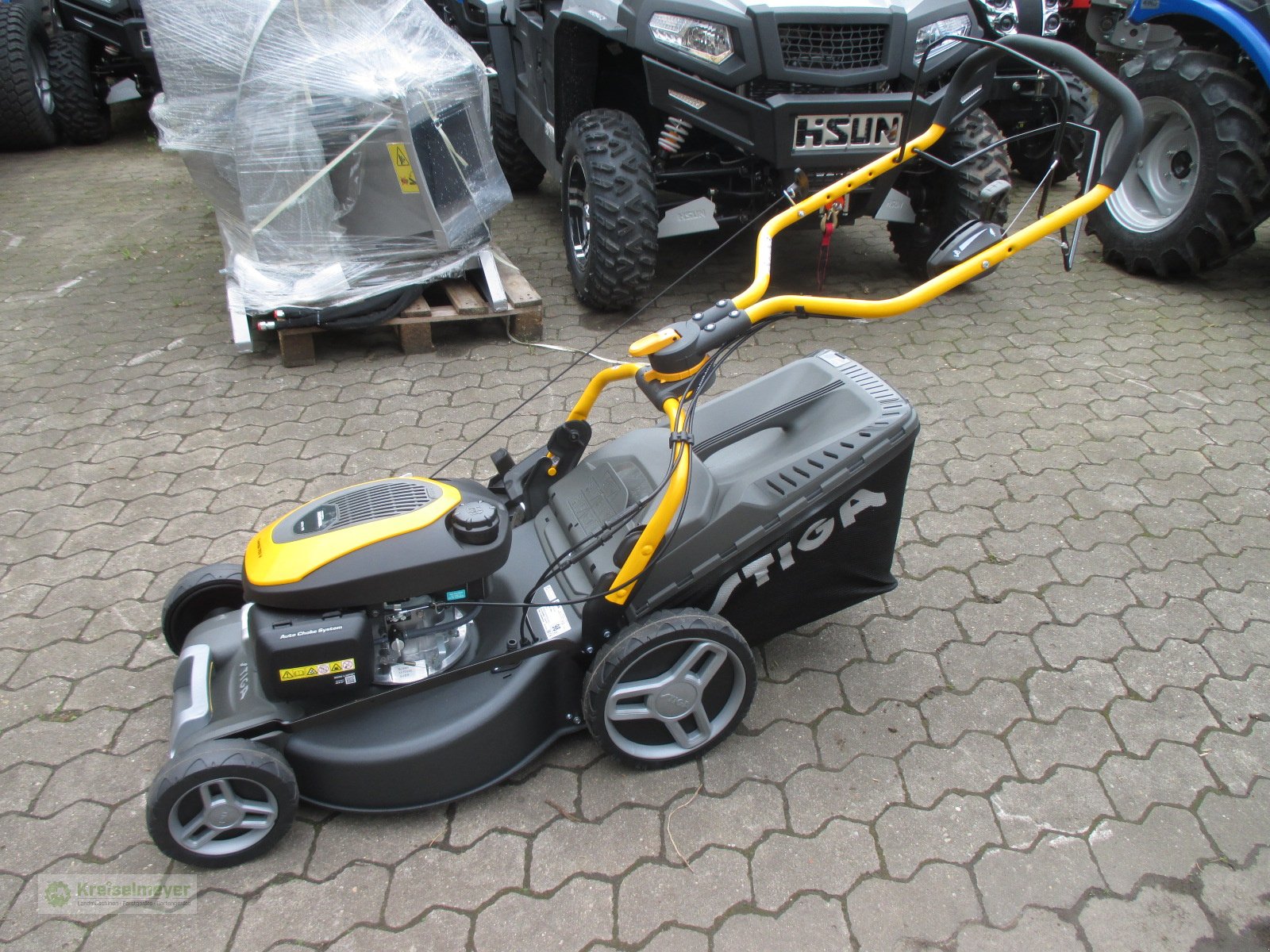 Rasenmäher of the type Stiga Combi 753 V mit Honda GCVx170 Motor variable Geschwindigkeit, Neumaschine in Feuchtwangen (Picture 1)