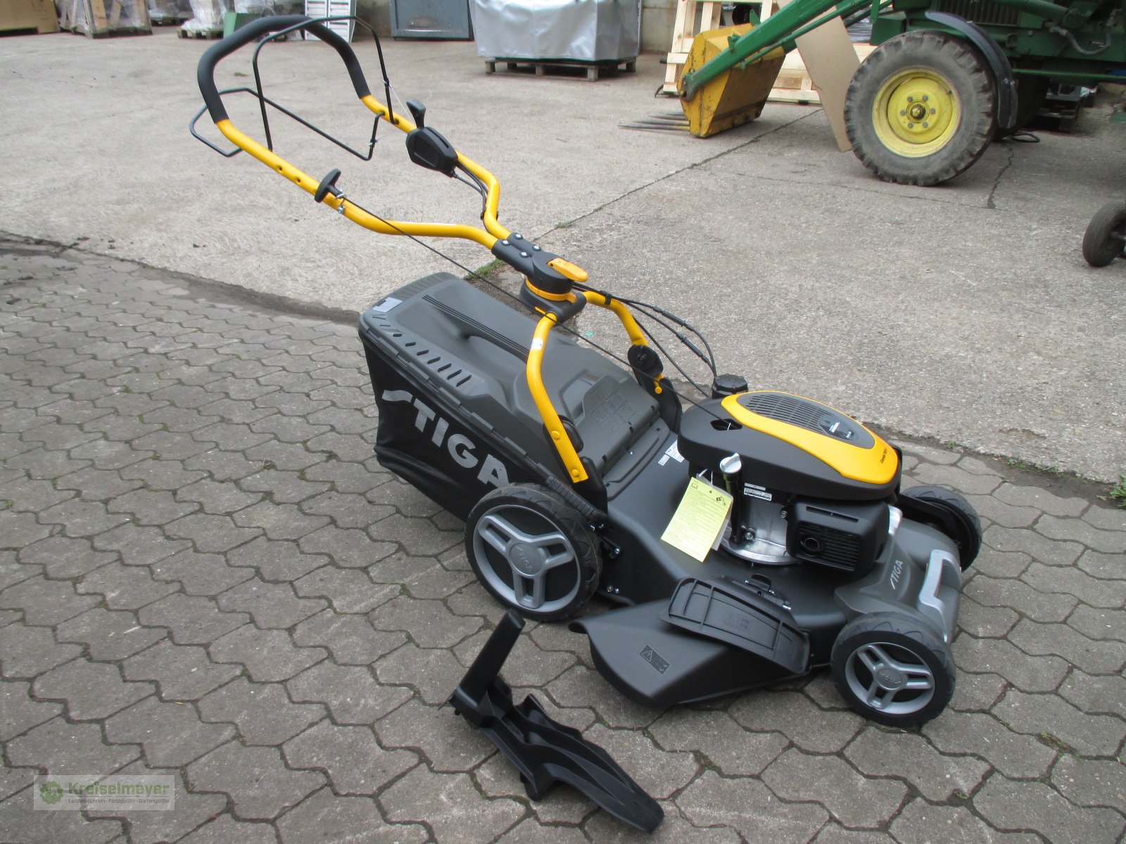 Rasenmäher of the type Stiga Combi 753 V mit Honda GCVx170 Motor variable Geschwindigkeit, Neumaschine in Feuchtwangen (Picture 2)