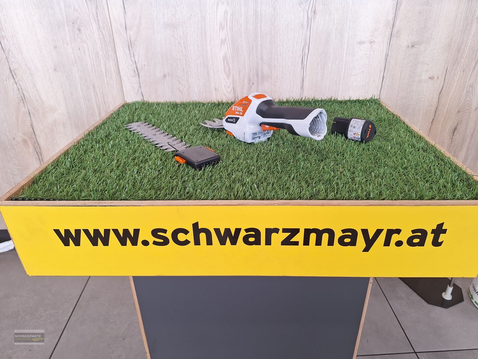 Rasenmäher des Typs Stihl HSA 26, Neumaschine in Gampern (Bild 1)