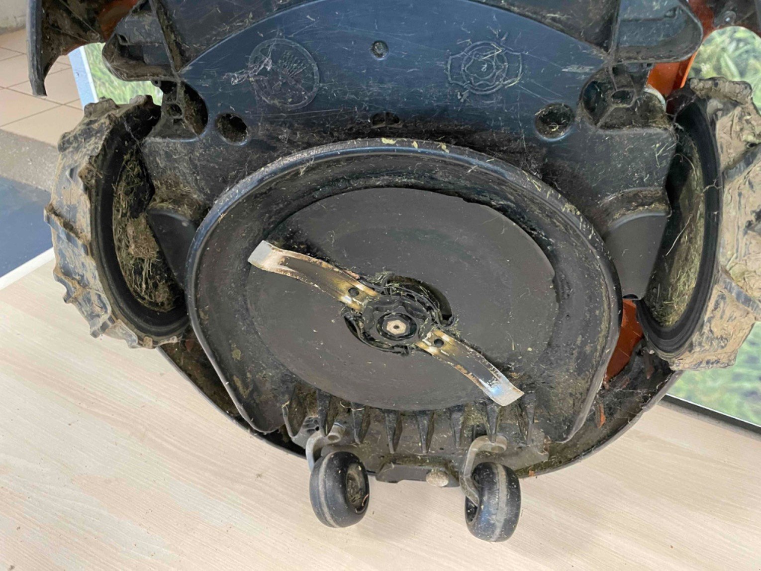 Rasenmäher des Typs Stihl Robot de tonte MI 632 Sthil, Gebrauchtmaschine in LA SOUTERRAINE (Bild 4)