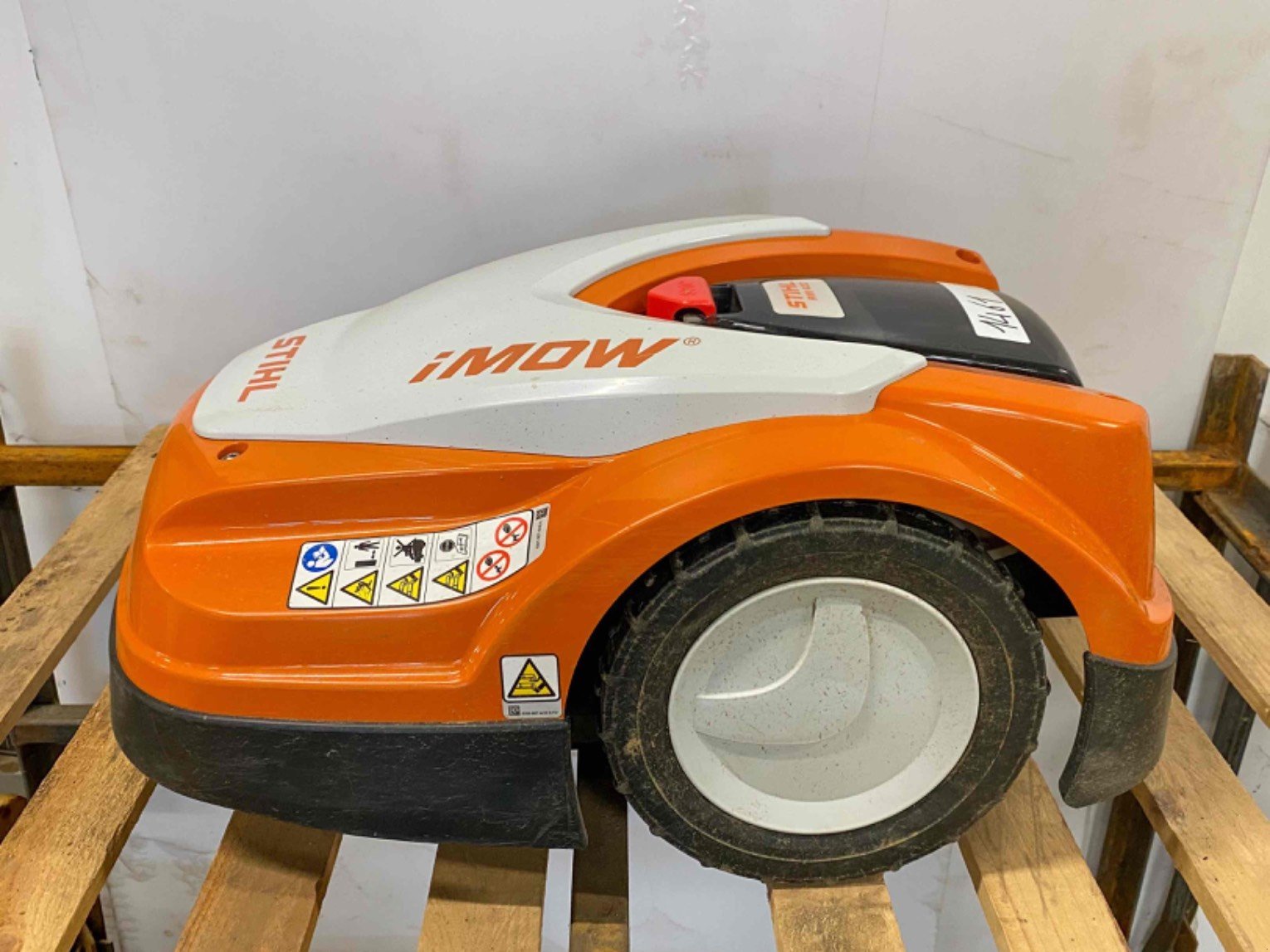 Rasenmäher van het type Stihl Robot de tonte RMI422 Stihl, Gebrauchtmaschine in LA SOUTERRAINE (Foto 3)