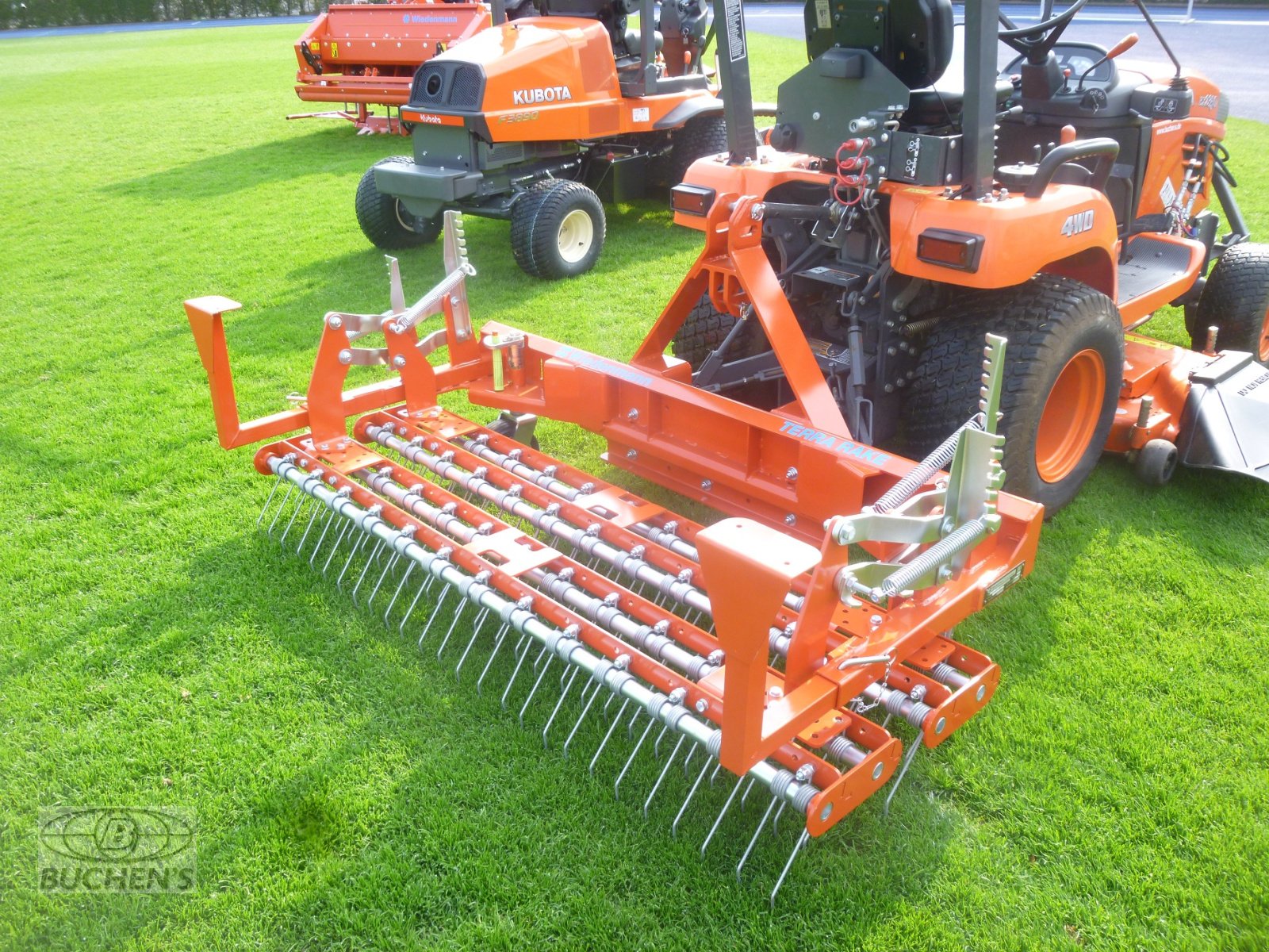 Rasenstriegel des Typs Wiedenmann Terra Rake 230, Neumaschine in Olpe (Bild 2)