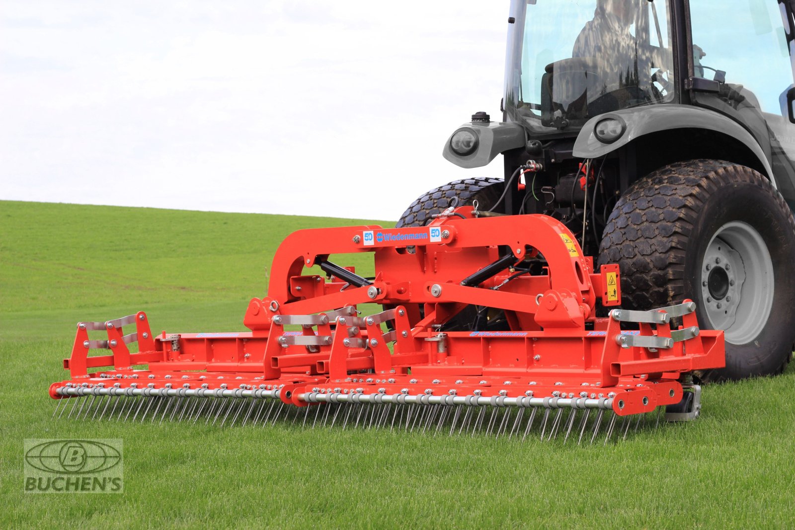 Rasenstriegel des Typs Wiedenmann Terra Rake 230, Neumaschine in Olpe (Bild 3)