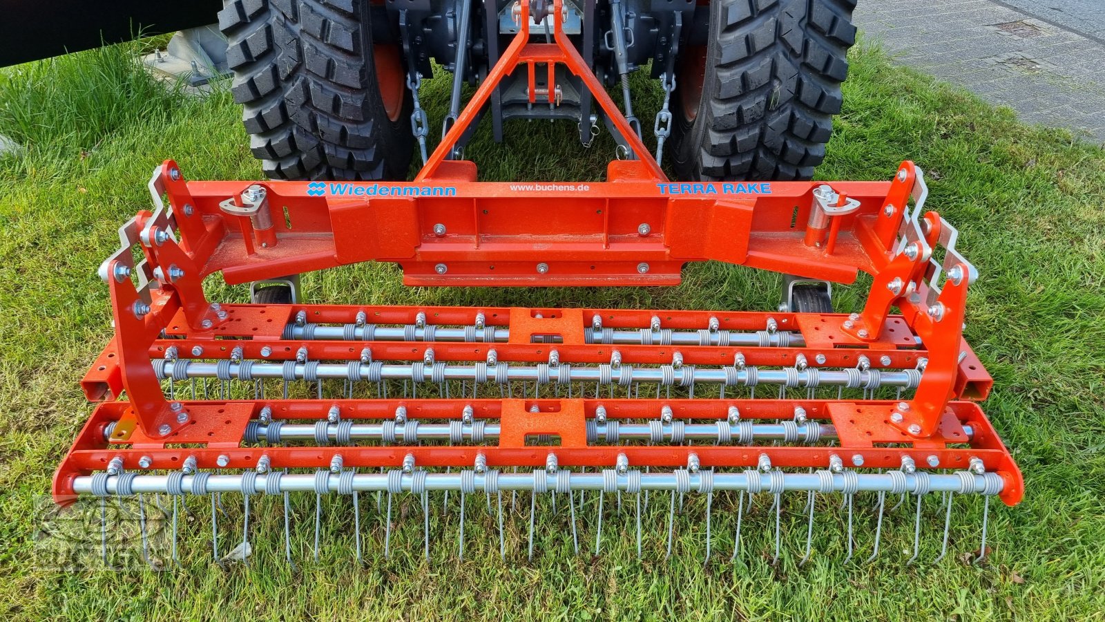 Rasenstriegel des Typs Wiedenmann Terra Rake, Neumaschine in Olpe (Bild 1)