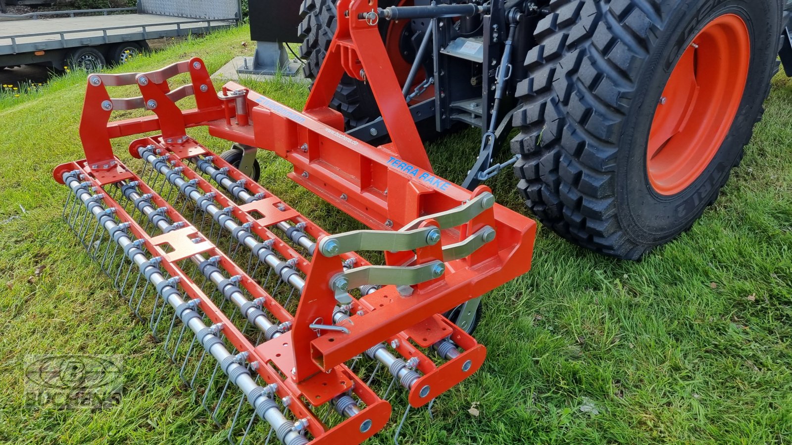 Rasenstriegel des Typs Wiedenmann Terra Rake, Neumaschine in Olpe (Bild 2)