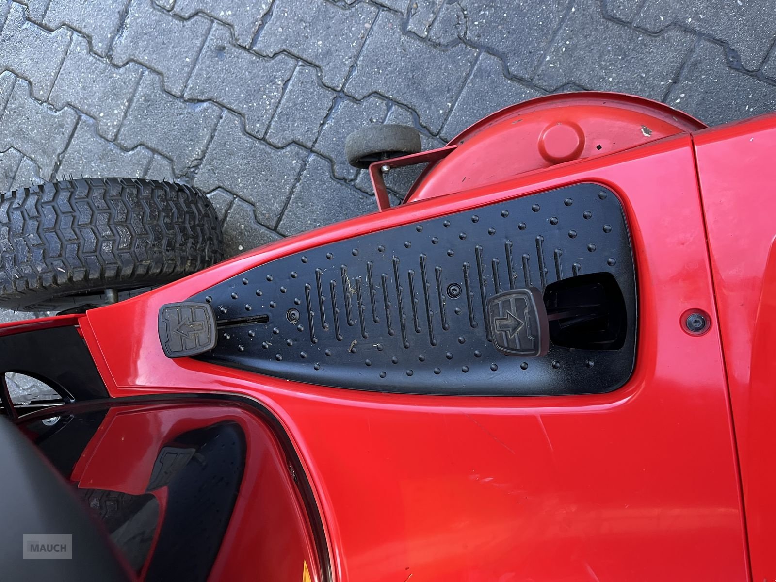 Rasentraktor des Typs Alko T15 103.7 Comfort HD-A gepflegter Zustand, Gebrauchtmaschine in Burgkirchen (Bild 2)