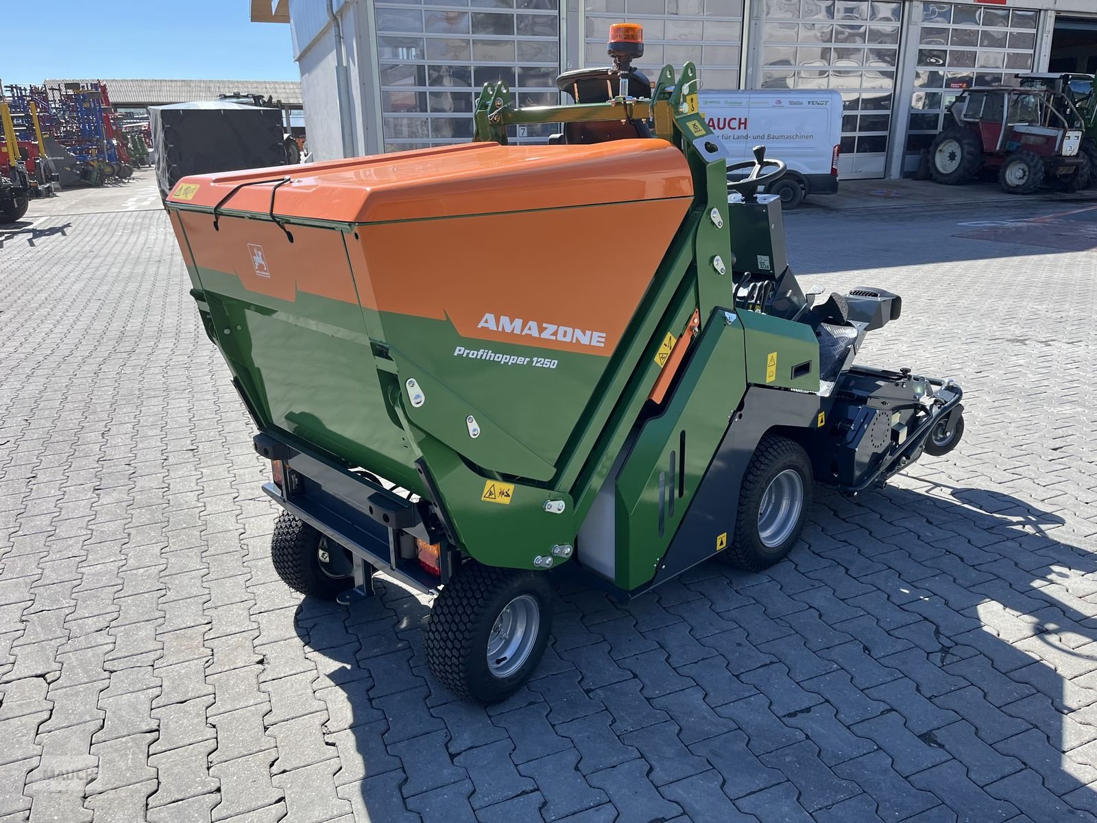 Rasentraktor des Typs Amazone Profihopper PH 1250 Hochentleerer, Diesel, Neumaschine in Burgkirchen (Bild 8)